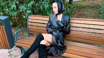 Мамка сидит на лавочке и всем показывает, что она без трусиков