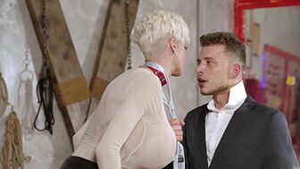 Силиконовая милфа всегда рада гостям, особенно молодым