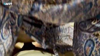 Русская мамка потекла, подглядывая за другом сына