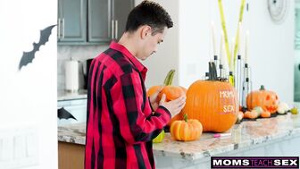 Странная мачеха возбудилась от не менее странного пасынка