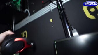 Отсосала парню в туалете компьютерного клуба