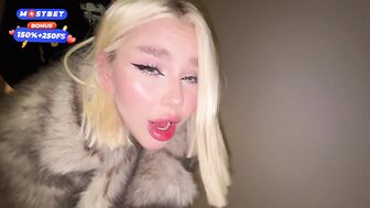 Молодая мамка ходит по дому в шубе