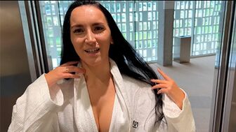 Встретил мачеху, которая стала выпирать свои красивые сиськи