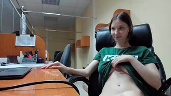 Не выдержала и стала ласкать себя в пустом офисе