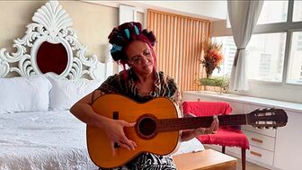 Бабка решила преподавать игру на гитаре, но что-то пошло не так