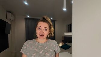 40-летняя нимфоманка сразу оживилась, когда увидела молодого соседа