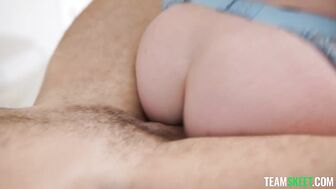 У неё грубый босс, но её это только возбуждает