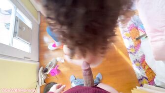 Неугомонная кудрявая мачеха постоянно хочет секса