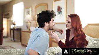 Рыжая мачеха случайно отправила свои сиськи пасынку