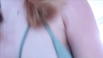 Рыжая надела купальник так, чтобы друг отца увидел её соски