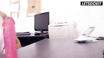 Милфа из отдела кадров решает, кого принять на работу