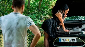 Когда куколд увидел, как трахает его зрелую жену, сразу достал свой член