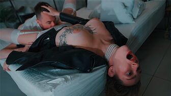 Пьяная татуированная милфа случайно легла спать на кровать пасынка
