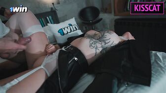 Пьяная татуированная милфа случайно легла спать на кровать пасынка