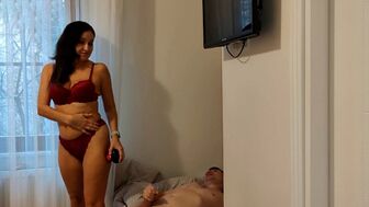Пока я хожу по номеру отеля в нижнем белье, пасынок на меня дрочит