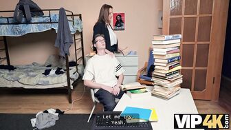 Репетиторша хотела трахнуть одного студента, а в итоге трахнула двух