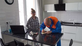 Милфа-нимфоманка сказала сантехнику, что у неё нет денег