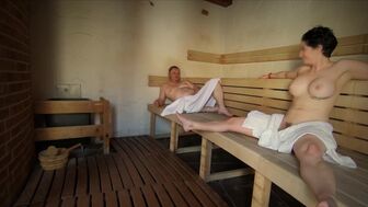 Пока жена была в бассейне, трахнул незнакомку в общей сауне