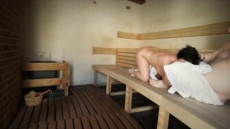 Пока жена была в бассейне, трахнул незнакомку в общей сауне