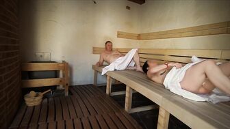 Пока жена была в бассейне, трахнул незнакомку в общей сауне