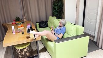 Наглая милфа-горничная напилась и залезла ко мне в холодильник