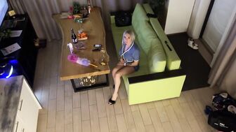 Наглая милфа-горничная напилась и залезла ко мне в холодильник