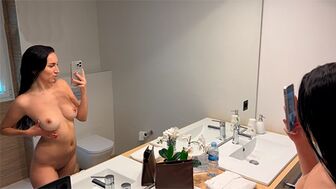 Мачеха якобы случайно отправила мне фотографию своих красивых сисек