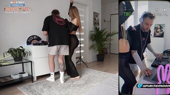 Мой парень делает вид, что не замечает измены с его другом