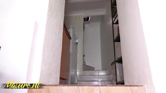 Парень решил узнать, какова испанская милфа на вкус