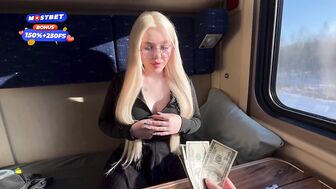 18-летняя девушка изменила своему парню в поезде