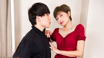 Очень худая и миниатюрная японская милфа не устояла перед другом сына