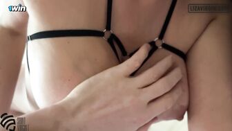 Первое, что увидела моя голая мачеха, так это меня