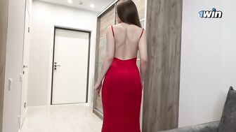 Зря моя мачеха надела красное платье, ведь теперь придется её трахнуть