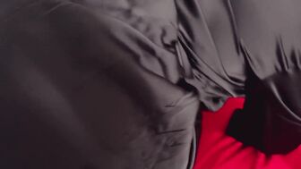 Застрявшая в диване мачеха предложила выгодную сделку