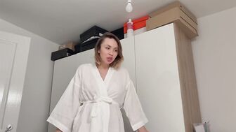 Пасынок возбудился от застрявшей мачехи в диване