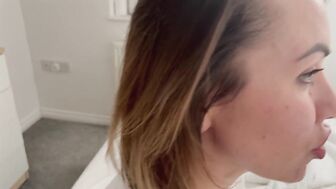 Пасынок возбудился от застрявшей мачехи в диване