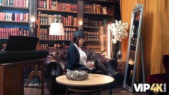 Мамочка любит быть наездницей, особенно если под ней молодой сосед