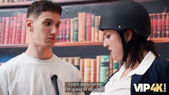 Мамочка любит быть наездницей, особенно если под ней молодой сосед