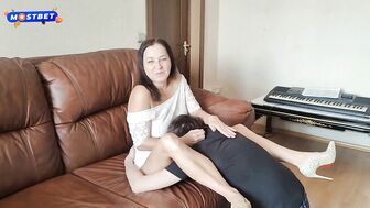 Мамка друга показала, что она не любит носить трусики