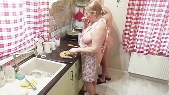 Русская мачеха полюбила готовить голой, а я полюбил мачеху