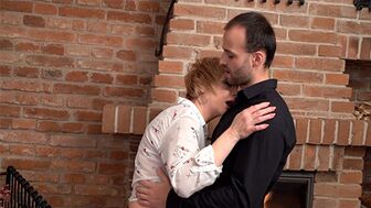 Мамочки очень сильно не хватало секса, поэтому она дала на первом свидании