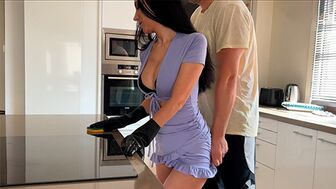 Мой горячий пасынок не дал мне помыть посуду, но зато дал что-то другое