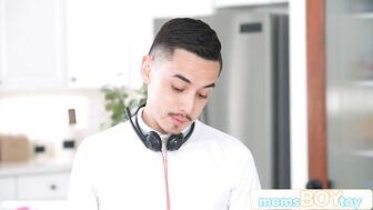 Милфа нанимала помощника для работы, но в итоге он пригодился в другом