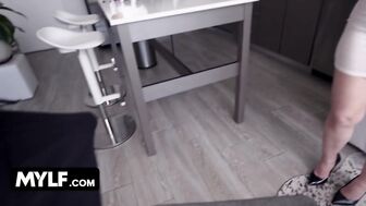 Силиконовая милфа которая предлагает хорошие, но дорогие страховки