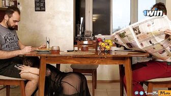 Экстремальная измена, или как русская мачеха сделала минет пасынку под столом прямо при муженьке