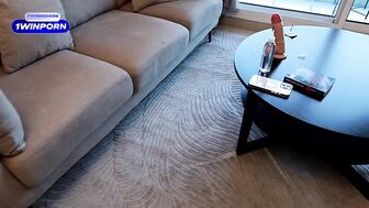 Русская милфа спонтанно заменила дилдо на член лучшего друга пасынка