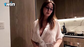 Саша Парадайз учит меня английскому, а я подтягиваю её по минетоведению