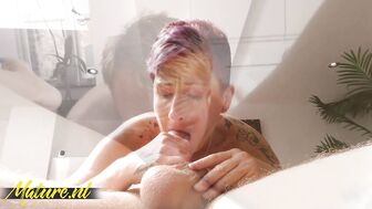 Мачеха успокаивает пасынка своими обвисшими дойками