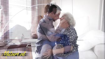 Бабка не стесняется ни возраста за 80,ни заросшего лобка, она хочет трахать молодого - она трахает