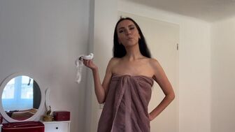 Пасынок, а что это ты делаешь? Вот где мои грязные трусики! Ты воруешь их!